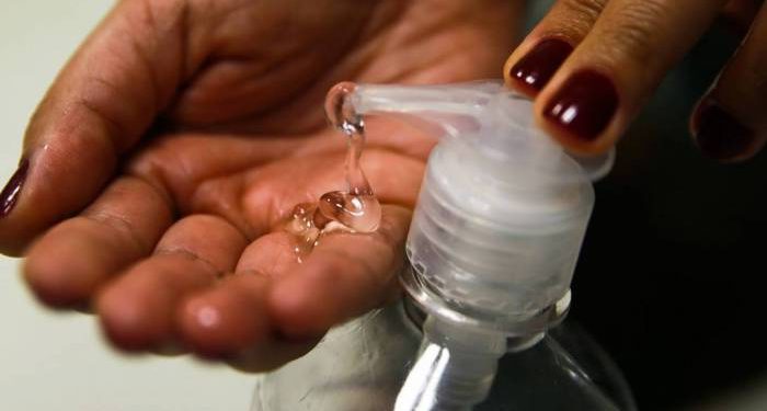 Ambev produzirá 500 mil unidades de álcool em gel para doar a hospitais públicos