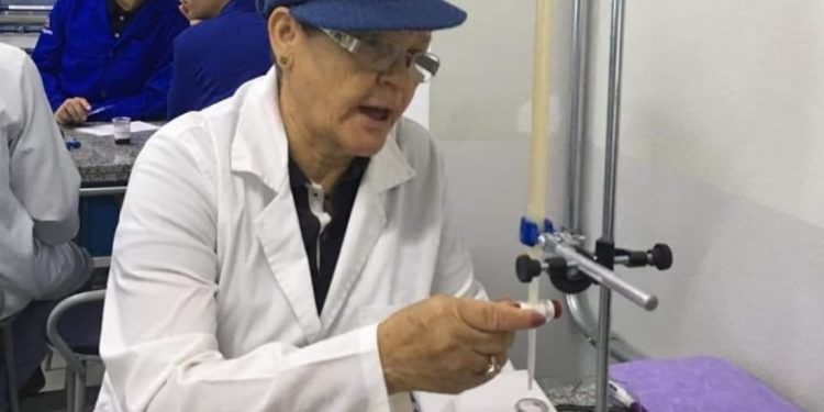 Após anos proibida de estudar pelo pai e marido, ela faz engenharia aos 73