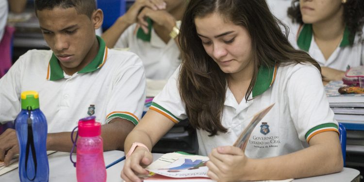 Camilo anuncia reajuste para professores do Estado
