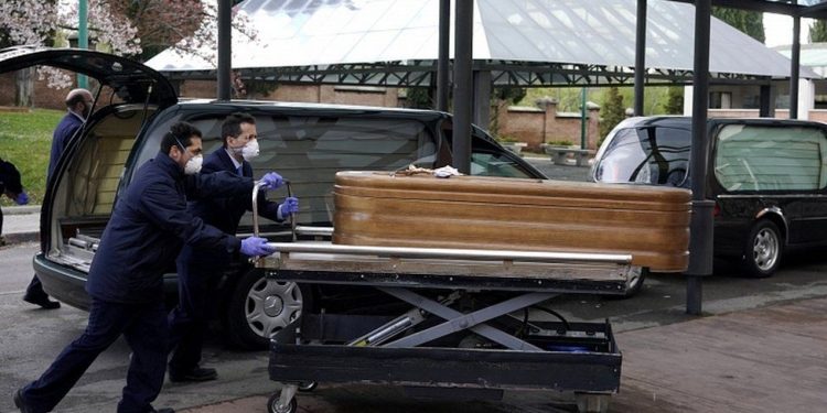 Coronavírus: idosos abandonados são encontrados mortos em asilos