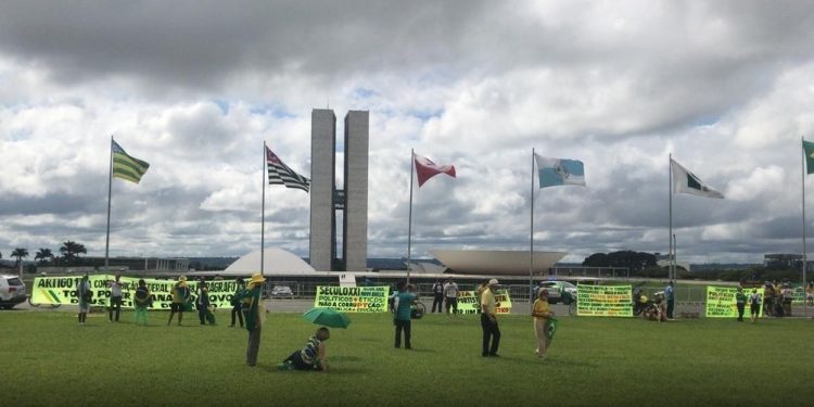 Fracasso retumbante de público, atos no Brasil desdenham de coronavírus e democracia
