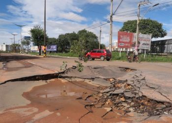 Com o volume das chuvas, o asfalto cedeu na Av Ailton Gomes, em Juazeiro (Foto: Antonio Rodrigues)