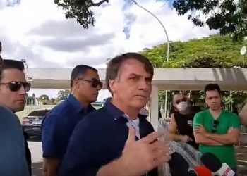 Bolsonaro durante conversa com imprensa e apoiadores em frente ao Alvorada (Foto: Reprodução)