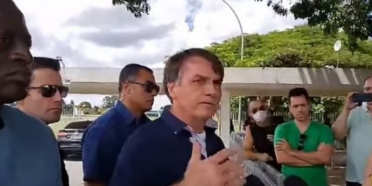 Bolsonaro diz cogitar decreto para “toda e qualquer profissão voltar ao trabalho”