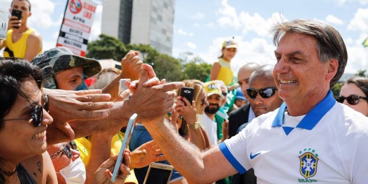 Bolsonaro anuncia resultado negativo de coronavírus em segundo teste