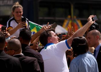 Ignorando a pandemia, Bolsonaro fala em ‘certa histeria’ sobre coronavírus e diz que fará ‘festinha’ de aniversário
