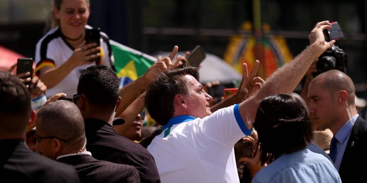 Ignorando a pandemia, Bolsonaro fala em ‘certa histeria’ sobre coronavírus e diz que fará ‘festinha’ de aniversário
