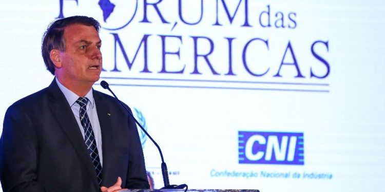 Evento para Bolsonaro em Miami tem mesas vazias e menos de 100 empresários