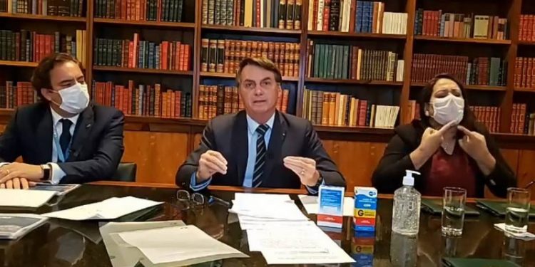 Bolsonaro diz que coronavírus não passará em lotéricas porque vidro é blindado