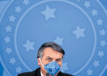 Ainda sem comprovação científica, Bolsonaro manda Exército produzir mais remédio sob teste contra coronavírus