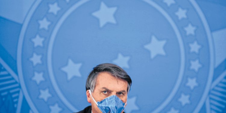 Ainda sem comprovação científica, Bolsonaro manda Exército produzir mais remédio sob teste contra coronavírus