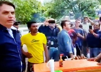 Bolsonaro em saída no domingo por Ceilândia e Taguatinga; MPF quer que ele seja multado (Foto: Reprodução)