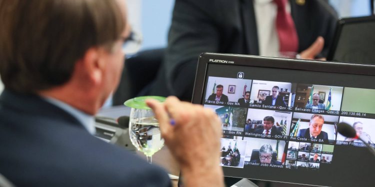 Bolsonaro desautoriza ministros, centraliza decisões sobre pandemia e esvazia comitê de crise