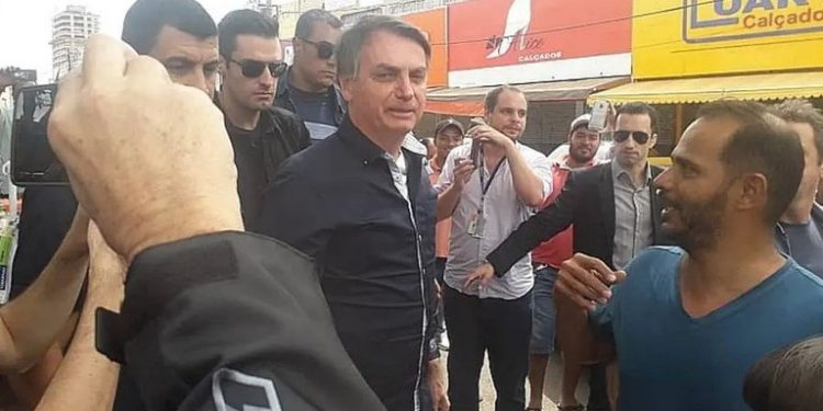 Contrariando recomendações do MS, Bolsonaro vai às ruas e abraça simpatizantes