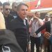 Contrariando recomendações do MS, Bolsonaro vai às ruas e abraça simpatizantes