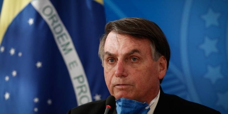 Sem apresentar provas, Bolsonaro diz desconfiar do número de vítimas do coronavírus: “Infelizmente, algumas mortes terão, paciência”