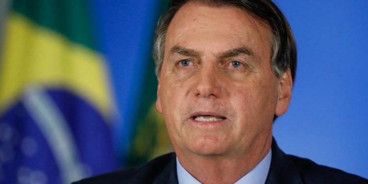 Brasileiro pula em esgoto e não acontece nada, diz Bolsonaro em alusão a infecção pelo coronavírus