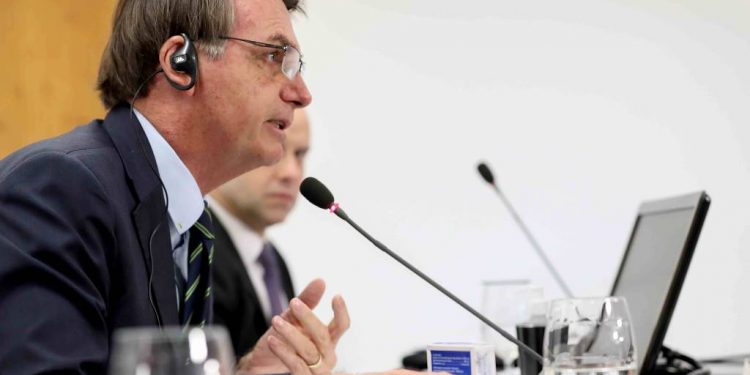 Propaganda do Planalto pede fim de isolamento, e Bolsonaro incentiva protestos anticonfinamento