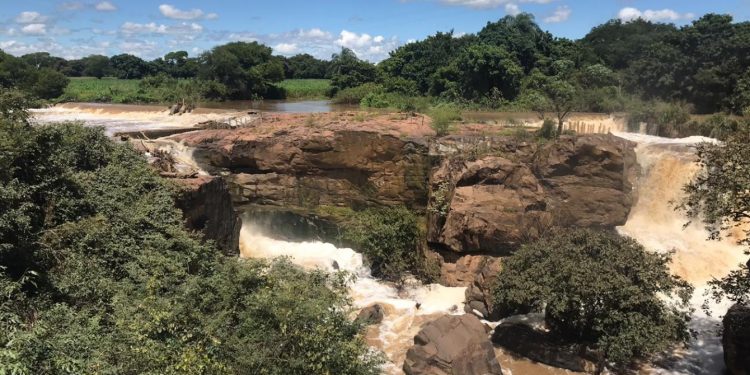 Chuvas formam fortes quedas d’água na Cachoeira de Missão Velha