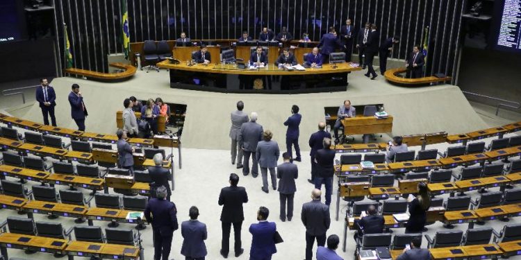 Deputados propõem reduzir o próprio salário para combater coronavírus