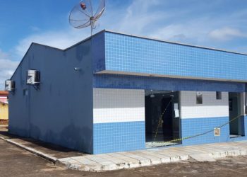 Porta da Câmara dos Vereadores de Granjeiro foi quebrada por volta de 21h de sexta-feira (27) (Foto: Filipe Guimarães)