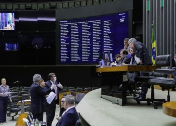 Apesar de ser uma sessão virtual, houve parlamentares que fizeram questão de presença física no Plenário da Câmara (Foto: Agência Câmara)