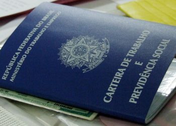 Após pressão popular, Bolsonaro revoga trecho de MP que previa suspensão de contratos de trabalho por 4 meses