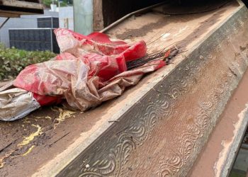 Parte das covas do cemitério foram removidas pela força da água (Foto: Edson Freitas)