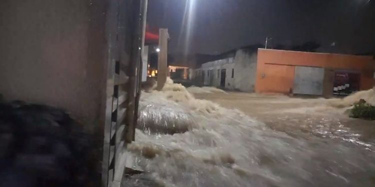 Chuvas causam alagamentos e arrastam veículos em Juazeiro do Norte e Crato