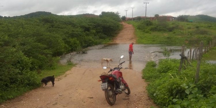 Após sangria de açudes, passagens molhadas ficam submersas no interior do Ceará