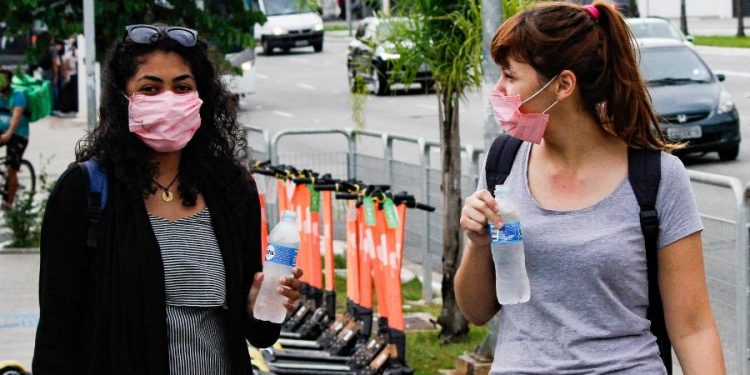 Coronavírus: Quase 50% dos casos graves no Brasil estão abaixo dos 60 anos