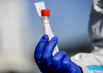 Coronavírus pode sobreviver em papelão e plástico por até 72h, diz estudo