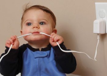 Por que devemos ter mais cuidado com celular na tomada e crianças por perto