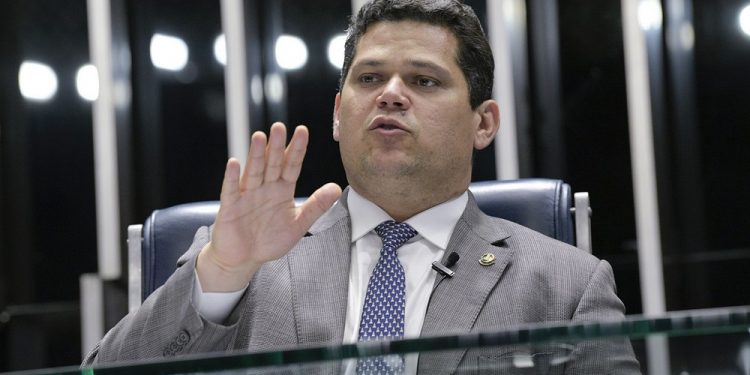 Alcolumbre diz que fala de Bolsonaro na TV é ‘grave’ e que país precisa de ‘liderança séria’