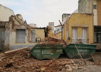 Mestre de obras morre atingido por destroços de imóvel em Juazeiro do Norte (Foto: Antônio Rodrigues)