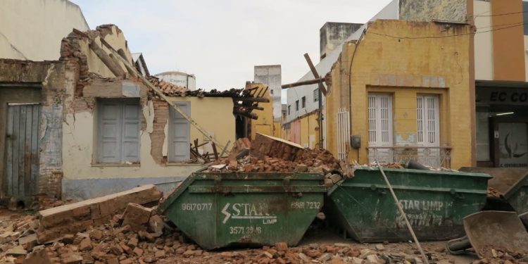 Mestre de obras morre ao ser atingido por destroços de imóvel em demolição em Juazeiro do Norte