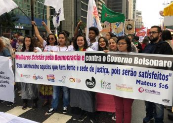 Integrantes de grupos religiosos participam de ato na avenida Paulista no Dia Internacional da Mulher (Foto: Júlia Zaremba/Folhapress)
