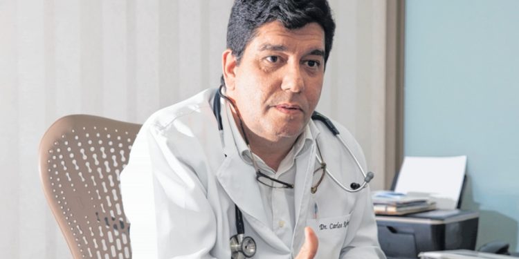 Secretário da Saúde do Ceará é internado com suspeita de coronavírus após sentir febre