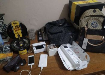 Com o suspeito foram encontrados e apreendidos diversos eletrônicos e comprovantes de mercadorias (Foto: Divulgação/Polícia Ciivl)