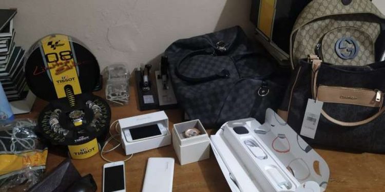 Vítima negocia troca de relógio por iPhone, mas recebe pedaço de rapadura em caixa; suspeito é preso no Ceará