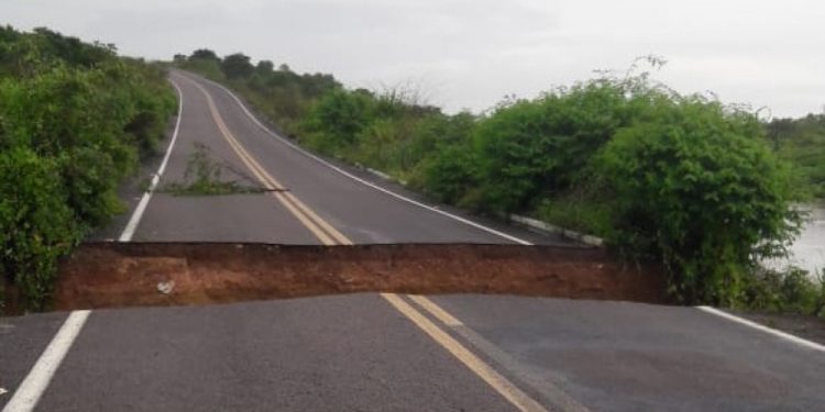 Chuva de 170 milímetros destrói rodovia em Lavras da Mangabeira