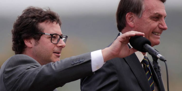 Bolsonaro é suspeito de estar com coronavírus; Secretário que viajou com o presidente para os EUA testa positivo