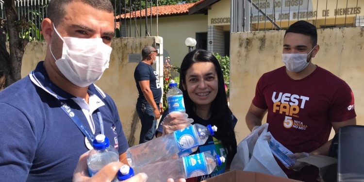 Farmacêuticos fabricam álcool em gel e doam para instituições do Cariri