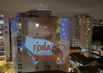 Projeção com os dizeres "Fora, Bolsonaro" é visto em prédio do Alto de Pinheiros, na Zona Oeste de SP, nesta terça (23) (Foto: Reprodução/TV Globo)
