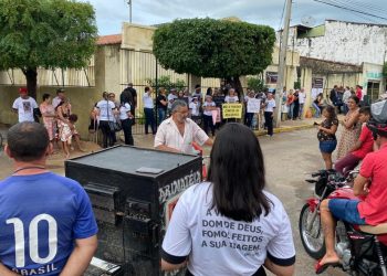 Com cartazes nas mãos, parentes, amigos e moradores de Aurora se reuniram em frente ao Fórum da cidade, pedindo justiça (Foto: Edson Freitas)