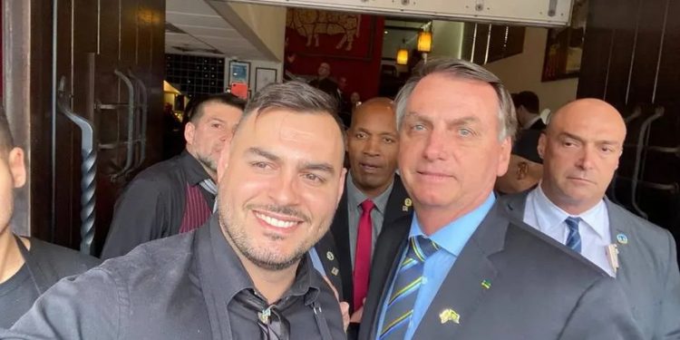 O garçom Franklin Oliveira faz selfie com Jair Bolsonaro, nos EUA (Foto: Franklin Oliveira)