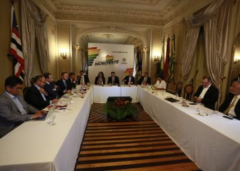 Governadores em reunião do Consórcio Nordeste, no Centro do Recife, em novembro de 2019 (Foto: Heudes Regis/SEI/Divulgação)