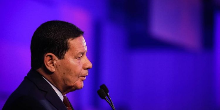 Na contramão de Bolsonaro, Mourão diz que posição do governo é pelo isolamento social