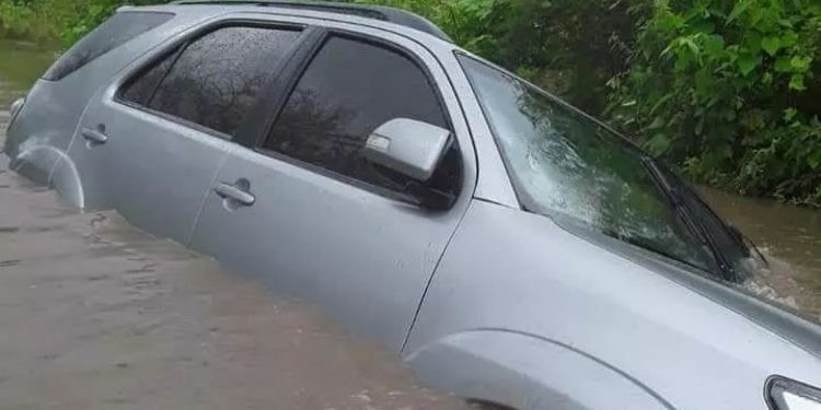 Correnteza arrasta carro de ex-prefeito de Assaré