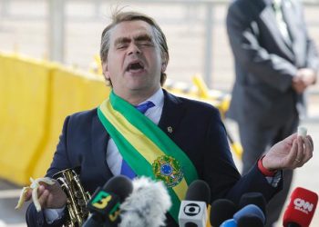 Bolsonaro usa humorista para evitar perguntas sobre PIB baixo; Carioca distribui banana à imprensa